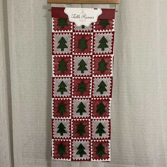 FARM FRESH White Green Red Crochet Christmas Tree Print Table Runner - Picture 2 of 11